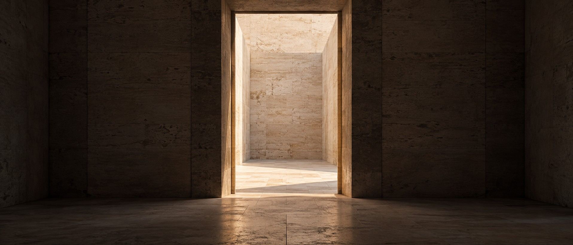 Puerta central de piedra que se abre hacia un patio iluminado